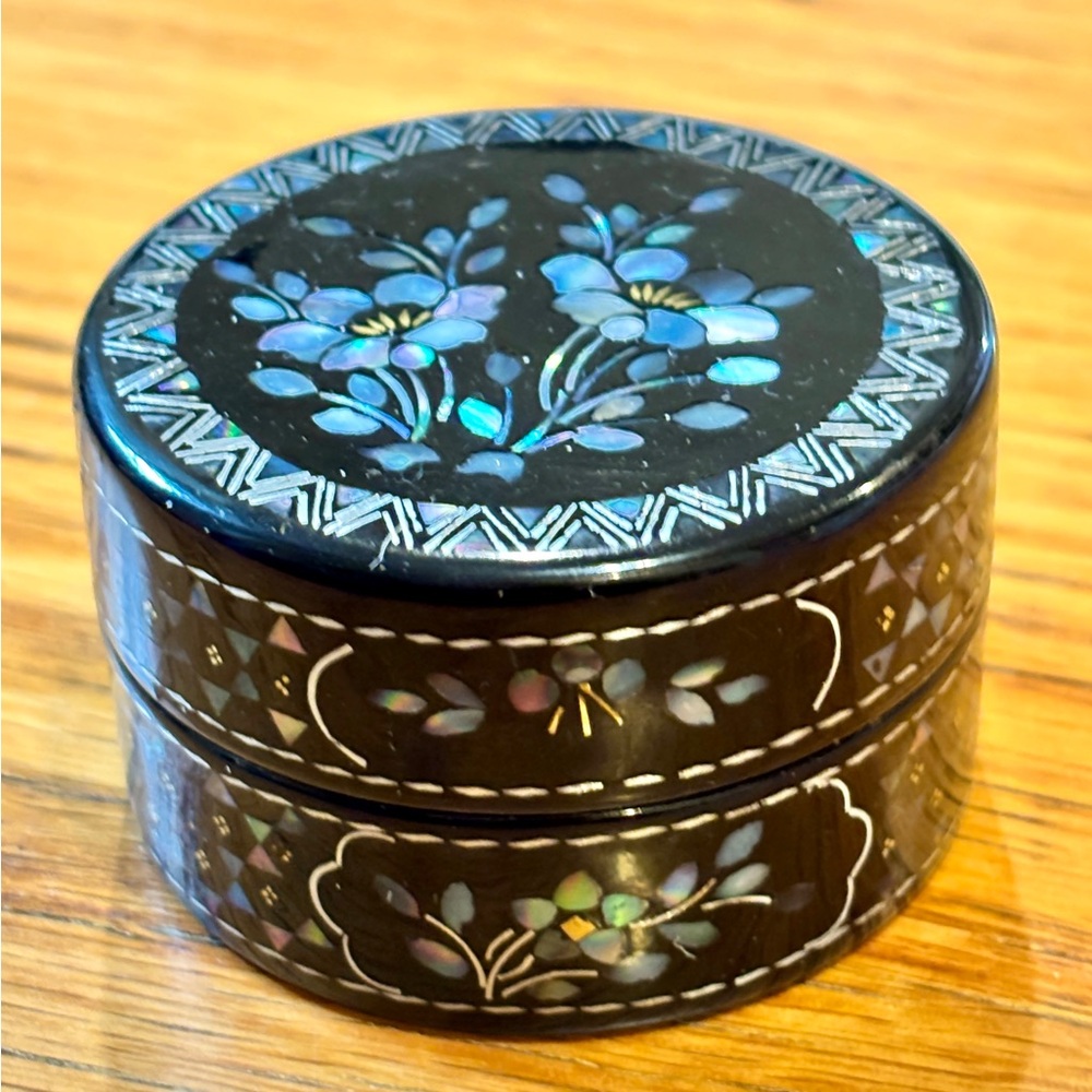 Round black lacquered wood box